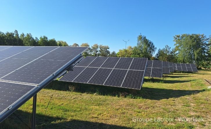 Parc de panneaux photovoltaïques sous le soleil en Pologne sur le site de Woodpak du Groupe Lacroix