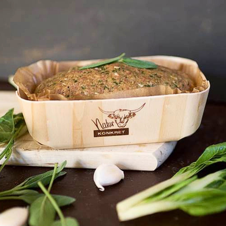 Barquette en bois traiteur avec son papier plissé - mettant en scène une terrine