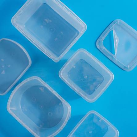 Une barquette traiteur en plastique pour exposer vos préparations culinaires !